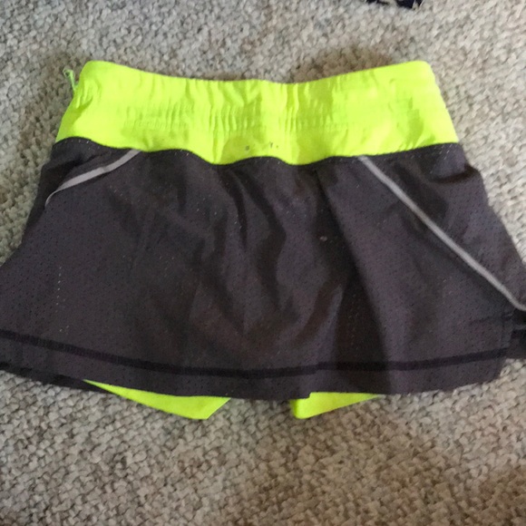 Neon yellow and grey Oakley tennis skirt - Picture 2 of 4